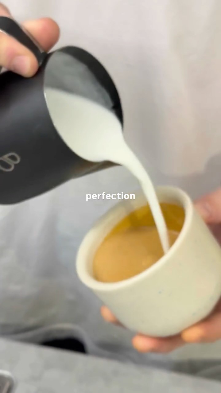 flat white-ul tău te așteaptă☀️